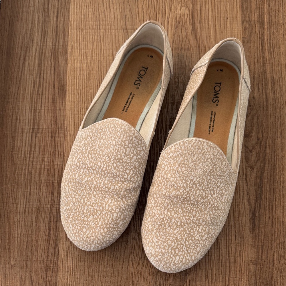 TOMS Women's White and Tan Patterned Loafers - Size 7